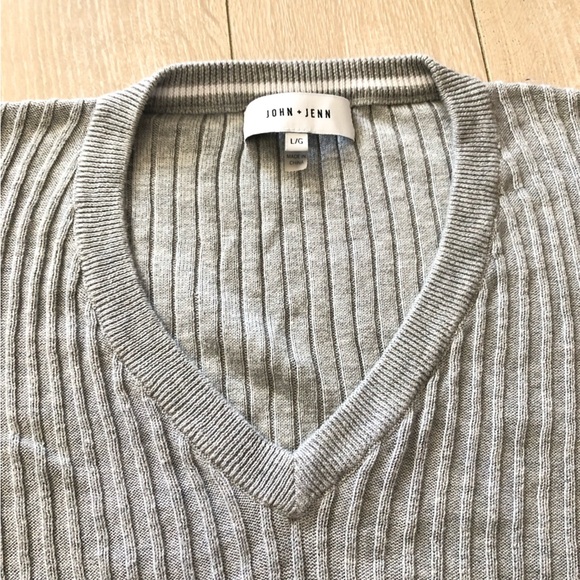 John + Jenn V Neck Ribbed Light Sweater in Grey Size L - Picture 3 of 9